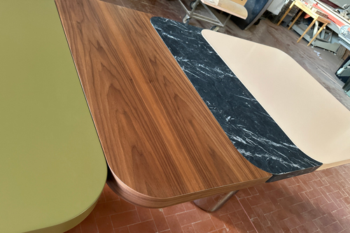 Tavolo in legno e altri materiali