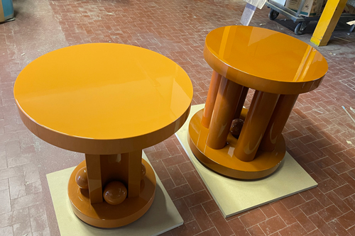 Due tavoli laccati di giallo e arancione